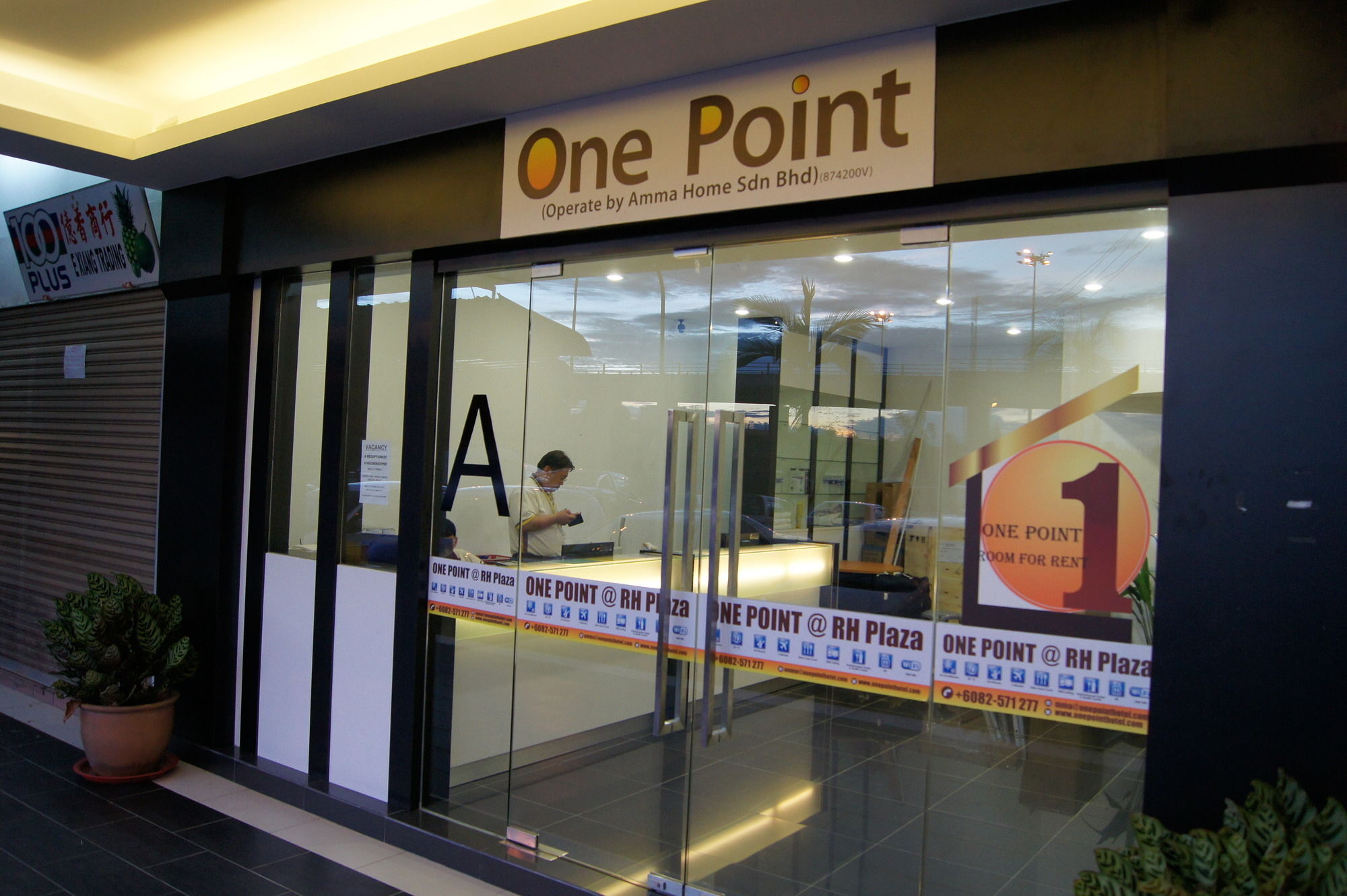 One Point Hotel Kuching Exterior foto